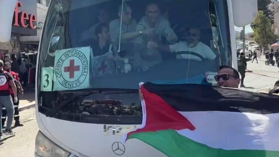 المقاومة تحرر 1966 أسيرا.. الأسرى المحررون ضمن الصفقة يصلون غزة ورام الله