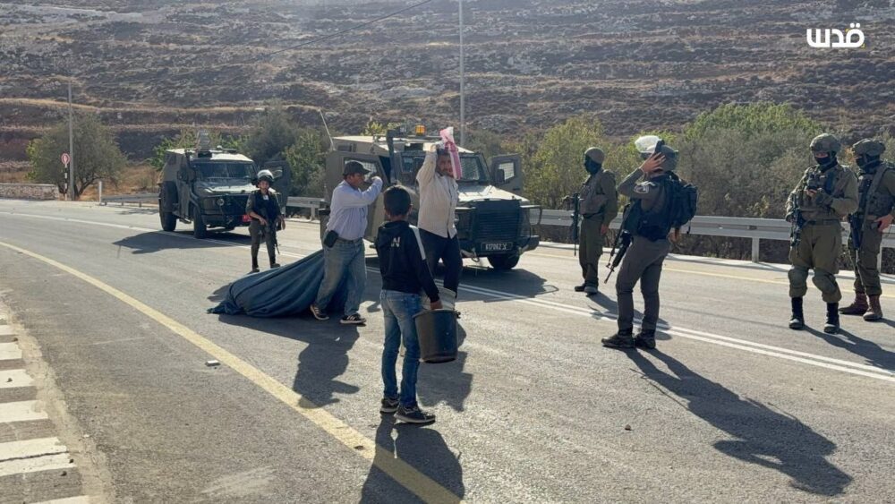 الاحتلال يمنع المزارعين من قطف الزيتون في سعير شمال شرق الخليل