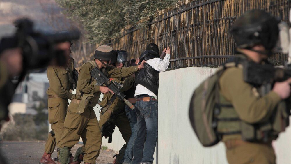 الاحتلال يحتجز 15 أسيراً محرراً من أريحا ويعتدي عليهم