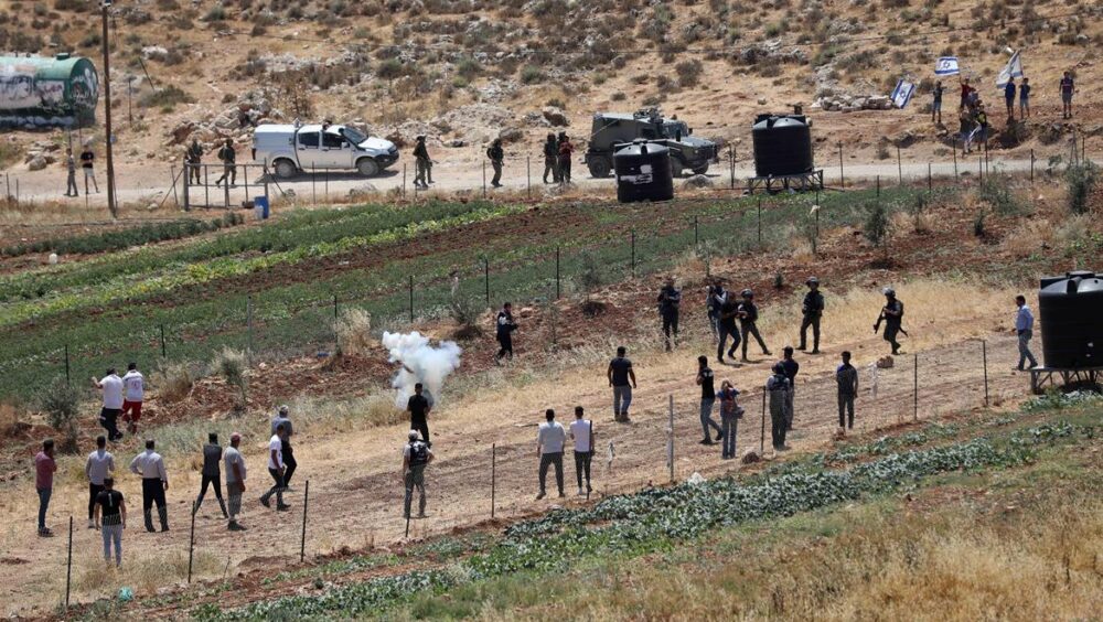 إصابات بعد رش مستوطنين غاز الفلفل على مزارعين في كفر مالك شرق رام الله