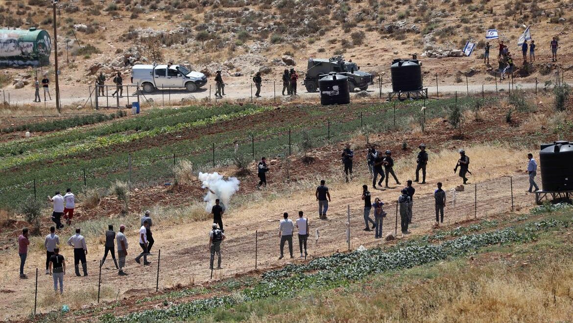 إصابات بعد رش مستوطنين غاز الفلفل على مزارعين في كفر مالك شرق رام الله