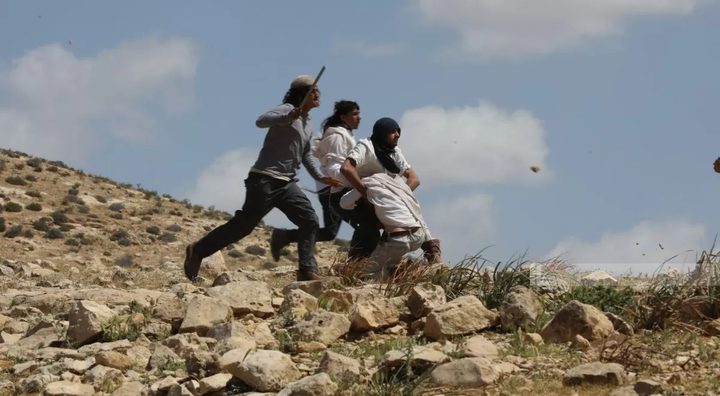 مستوطنون يسيجون مزيداً من أراضي المواطنين في الفارسية بالأغوار الشمالية