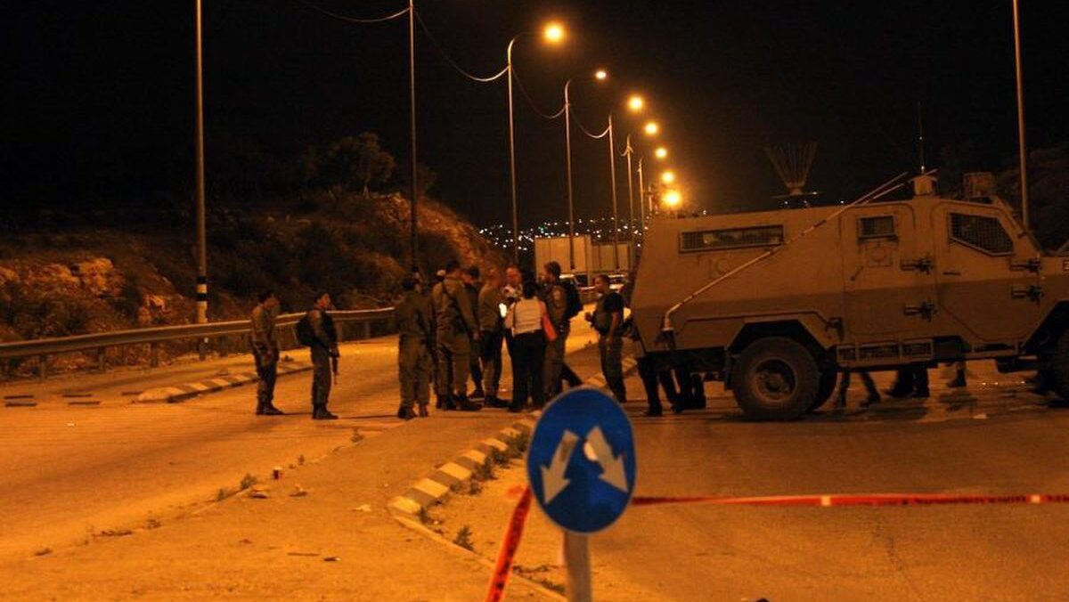 إصابتان إحداهما خطيرة واعتقال مواطن خلال اقتحام الاحتلال مخيم الجلزون