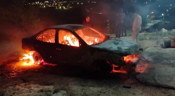مستوطنون يحرقون مركبتين في صوريف شمال غرب الخليل