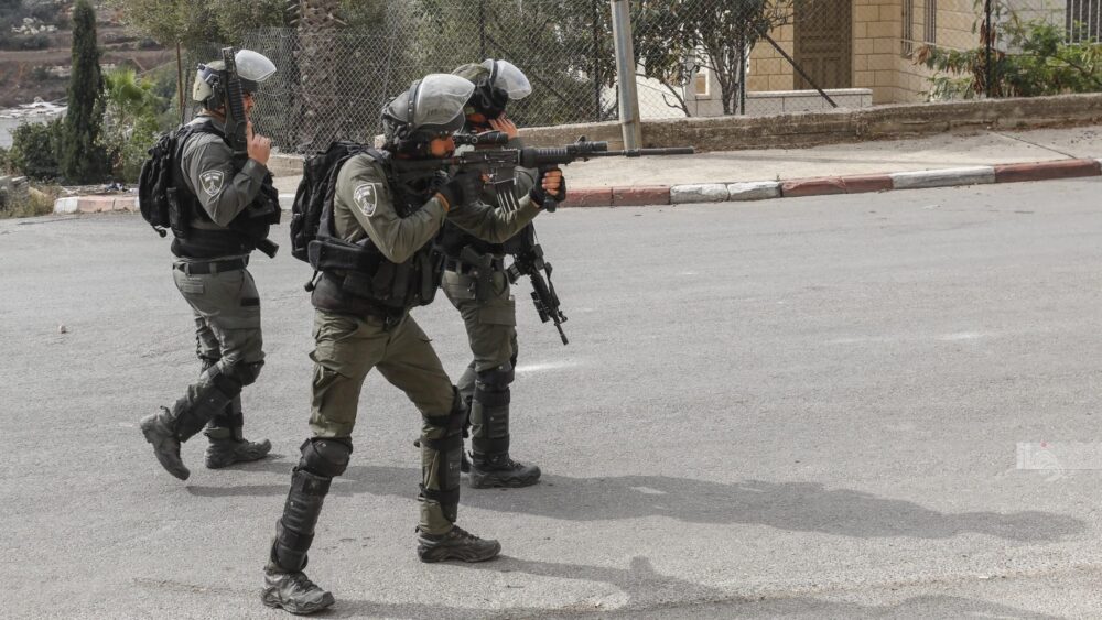 إصابة شاب برصاص الاحتلال واعتقال 4 آخرين بينهم طفل في الخليل