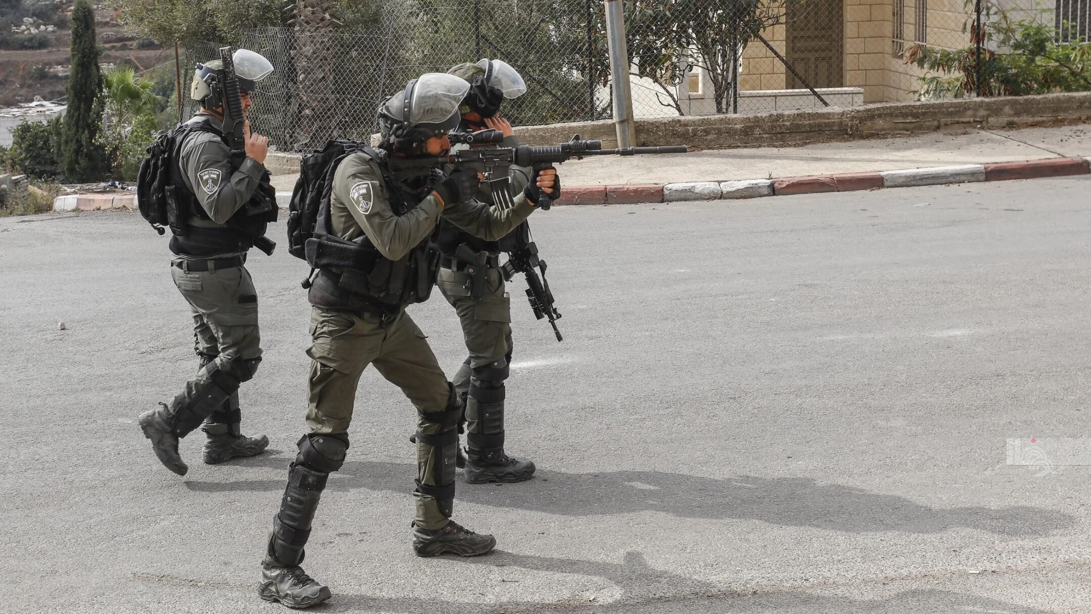 إصابة شاب برصاص الاحتلال واعتقال 4 آخرين بينهم طفل في الخليل