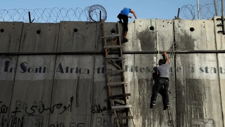 عبر الجدار إلى المجهول.. مغامرات عمال الضفة على أطراف القدس