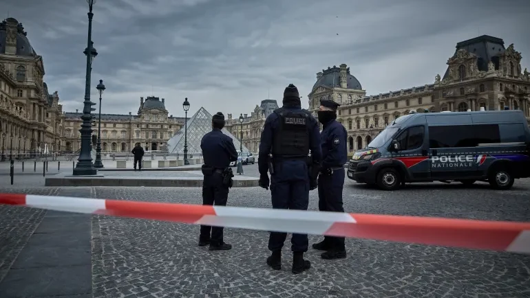 خلال 7 دقائق.. عملية سرقة "لا تقدّر بثمن" في متحف اللوفر