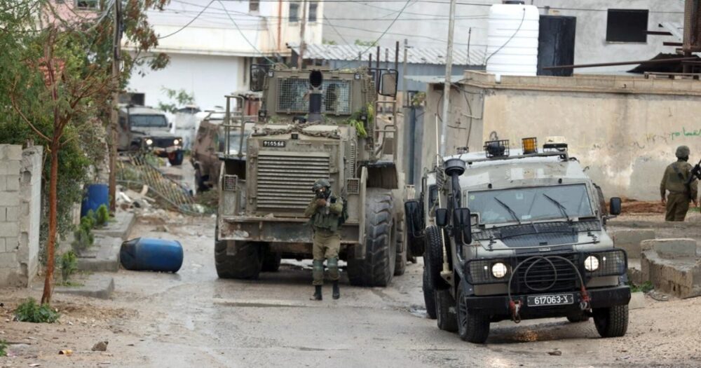 الاحتلال يقتحم عدداً من منازل المواطنين في مخيم عقبة جبر