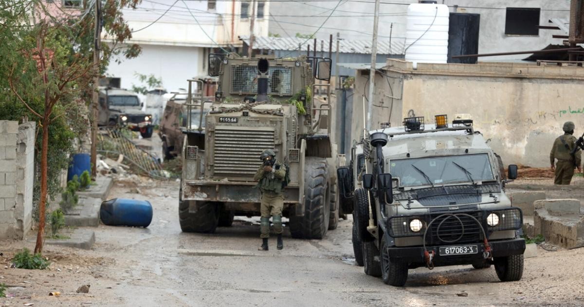 الاحتلال يقتحم عدداً من منازل المواطنين في مخيم عقبة جبر