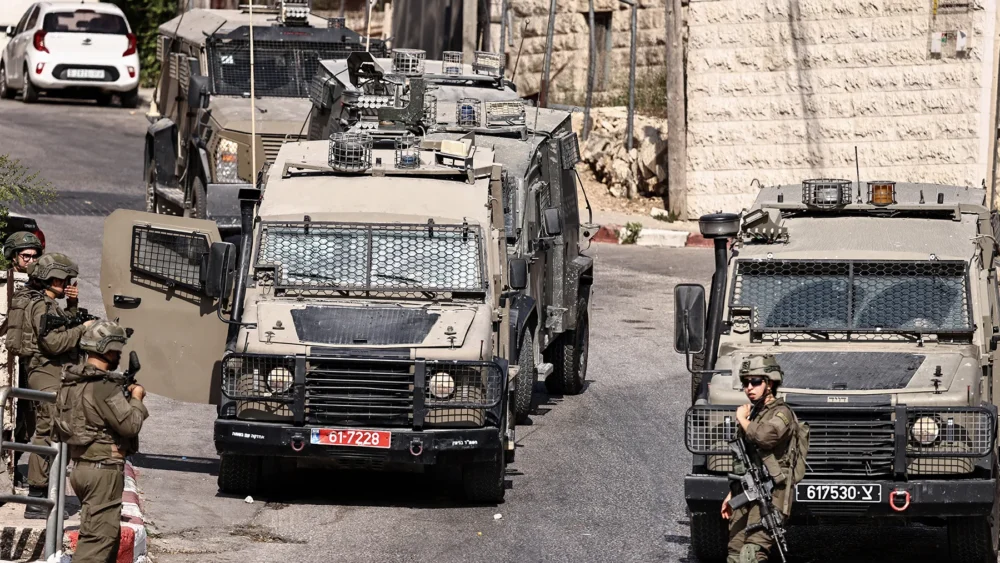 الاحتلال يصيب والد ثلاثة أشقاء قبل اعتقالهم من طوباس ويعتقل مواطن من مخيم الفارعة