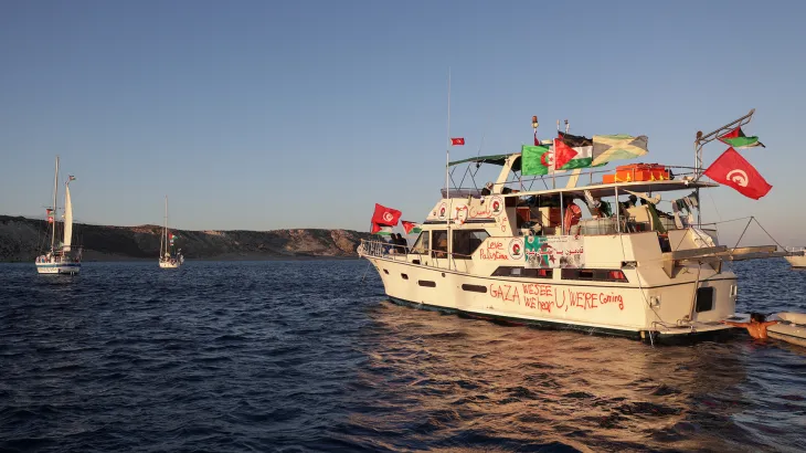 عودة الاتصال بكبرى سفن أسطول الصمود والنشطاء يلقون هواتفهم بالبحر