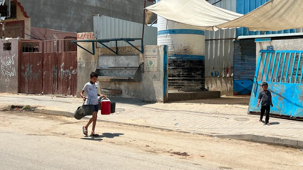 مسؤول حكومي يبسط خطة رعاية الأيتام والنساء في غزة بعد الحرب