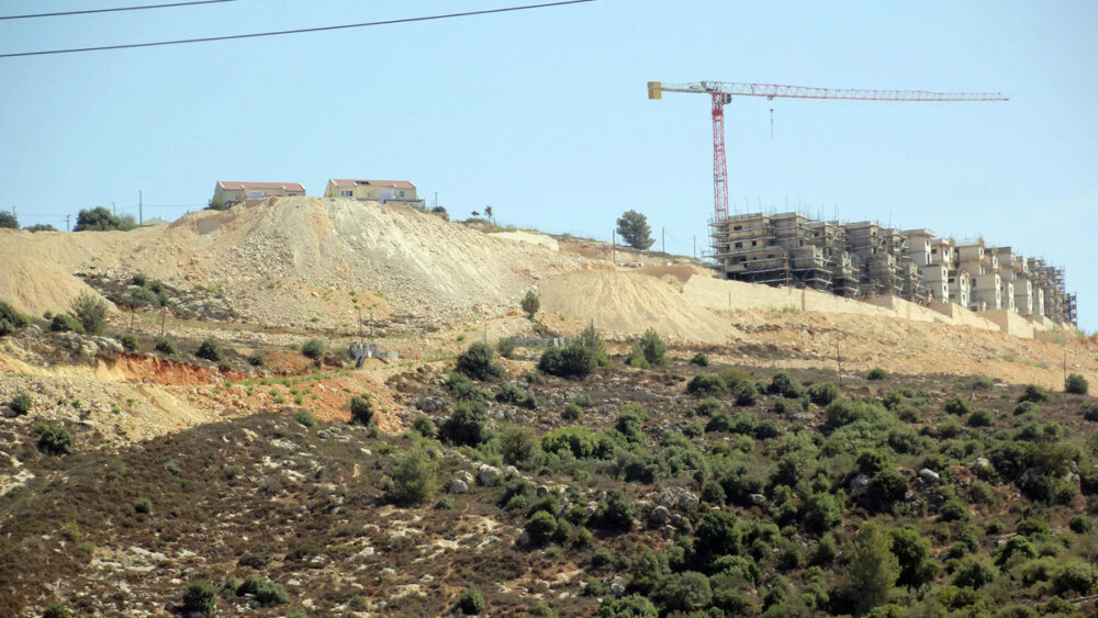 الاحتلال يستولي على 70 دونمًا في نابلس ويشن حملة مداهمات بالضفة الغربية