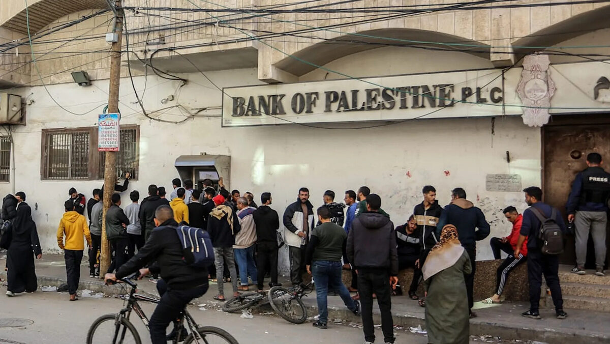 بنوك غزة تعاود العمل و"الكاش" مفقود