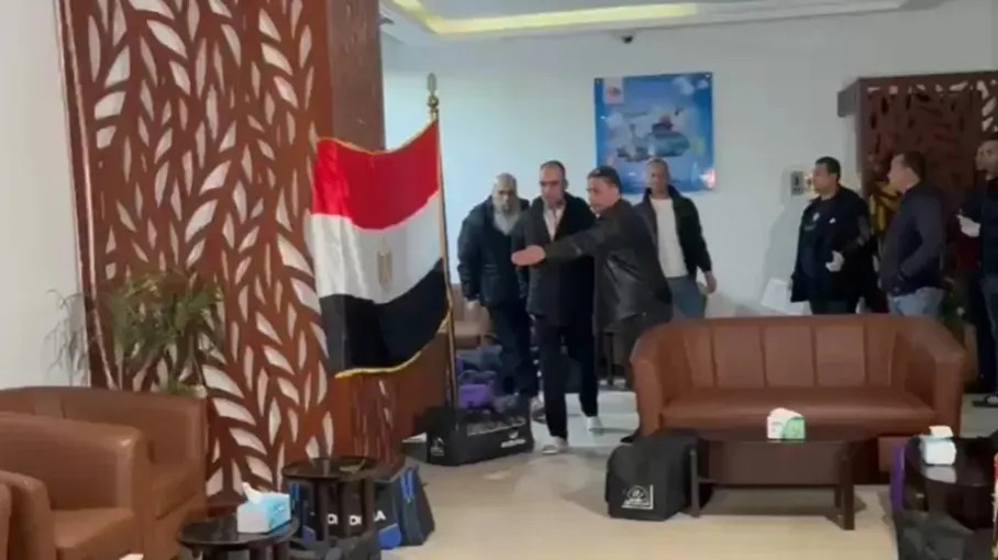 مصر تنقل 150 أسير فلسطيني مبعد من فندق بالقاهرة بعد تحريض من "ديلي ميل"