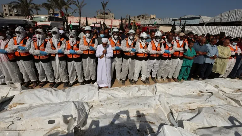 دفن جثامين عشرات الأسرى الفلسطينيين في مقبرة جماعية بدير البلح