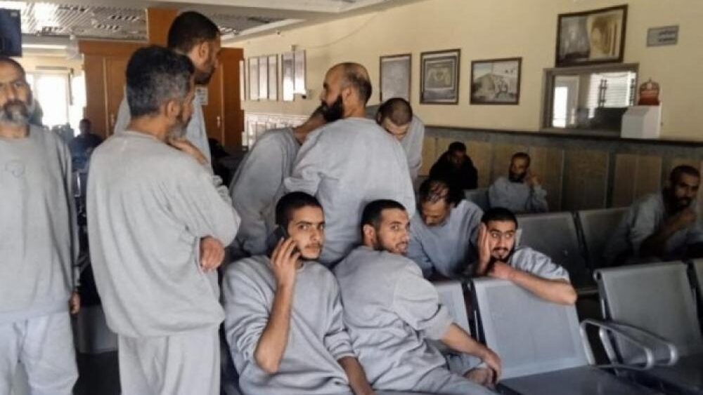 الاحتلال يفرج عن 13 أسيراً من قطاع غزة