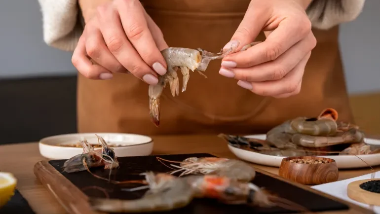 أسرار القشريات البحرية.. دليلك الذهبي للتنظيف والتتبيل والطهي المثالي