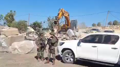 الاحتلال يهدم غرفة زراعية غرب بلدة دير بلوط