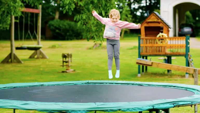 ‫القفز على الترامبولين يهدد الأطفال بقطع في الرباط الصليبي