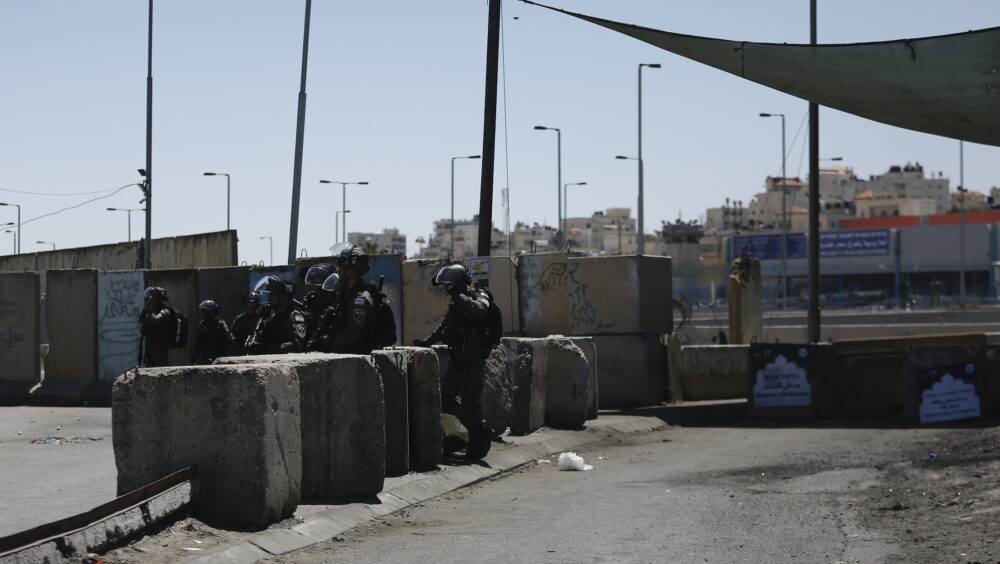 إصابة شاب برصاص الاحتلال عند حاجز قلنديا شمال القدس