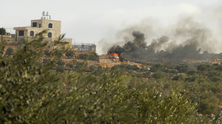 مستوطنون يهاجمون قاطفي الزيتون في ترمسعيا