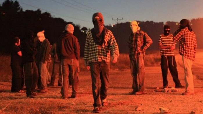 مستوطنون يضرمون النيران في مركبتين في قرية برقا شرق رام الله