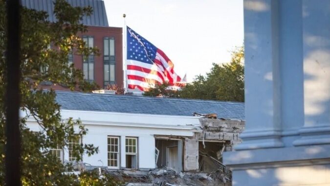 بدء أعمال هدم جزء من البيت الأبيض لبناء "قاعة رقص"