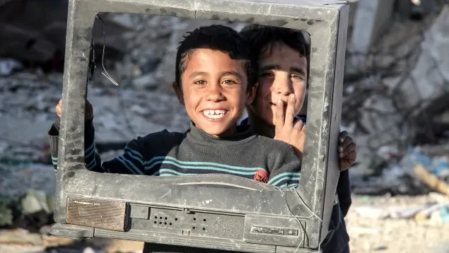 قنابل في شكل دمى: الكشف عن تفخيخ الاحتلال لدمى وألعاب لقتل الأطفال في غزة