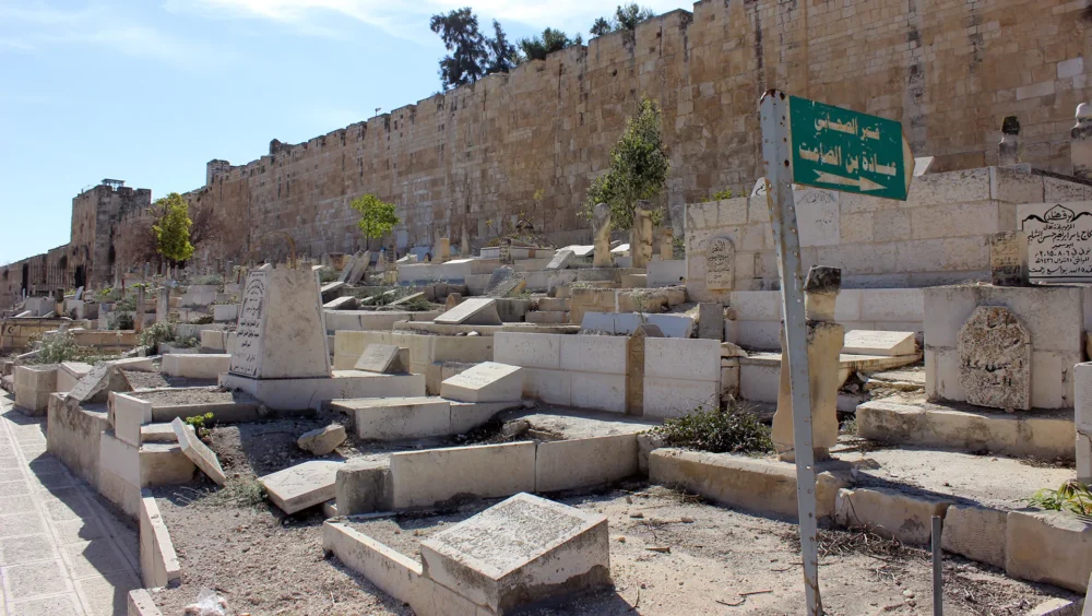 مستوطنون يحطمون قبورا في مقبرة باب الرحمة قرب المسجد الأقصى