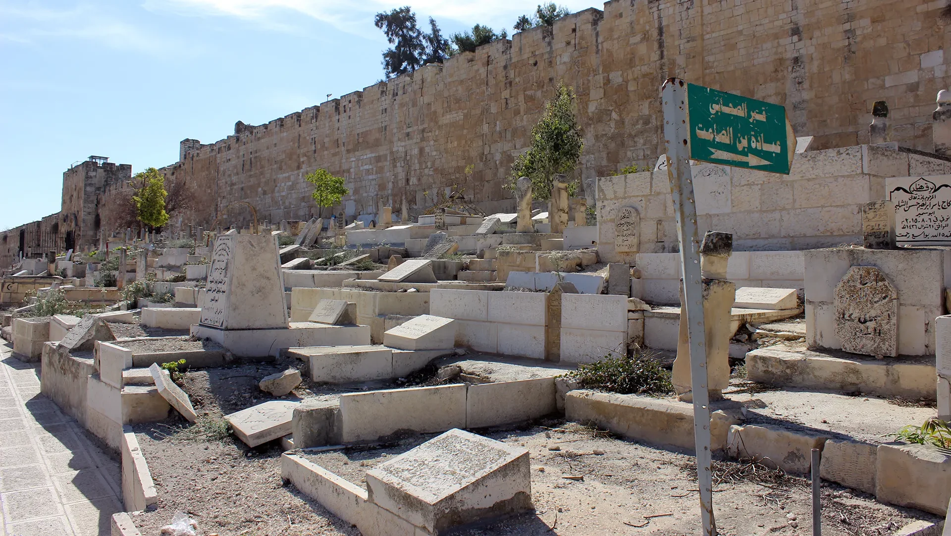 مستوطنون يحطمون قبورا في مقبرة باب الرحمة قرب المسجد الأقصى