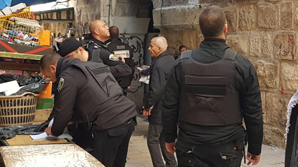 الاحتلال يحرر مخالفات لأصحاب البسطات في مدينة القدس