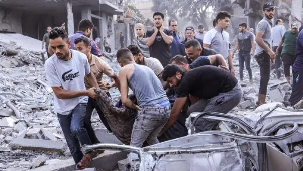 انتشال جثماني شهيدين من أنقاض منزل بحي تل الهوى