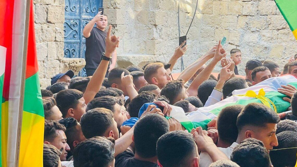 احتجزهم الاحتلال منذ بدء الحرب، نكل بهم وشوههم وسرق أعضاءهم.. 45 جثمان شهيد تصل إلى مجمع ناصر الطبي في خانيونس، بعد أن تمكنت المقاومة من استردادها ضمن صفقة التبادل.