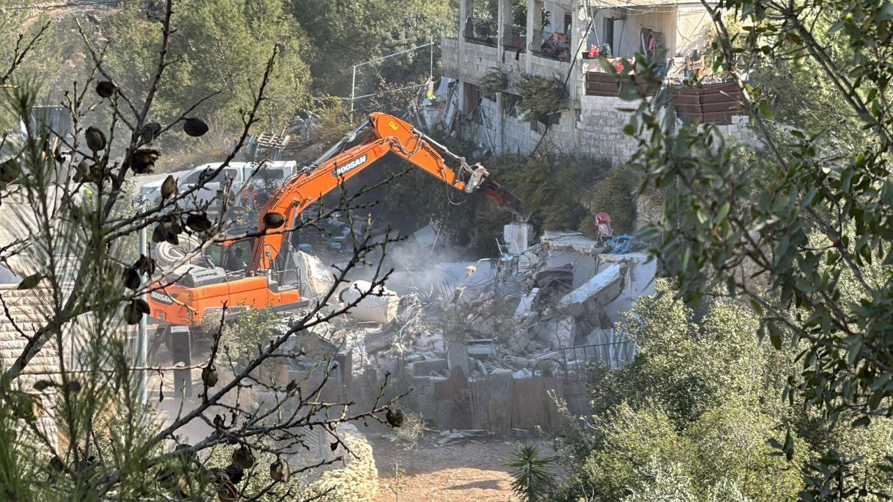 الاحتلال يهدم منزلاً مأهولاً في قرية الولجة غرب بيت لحم