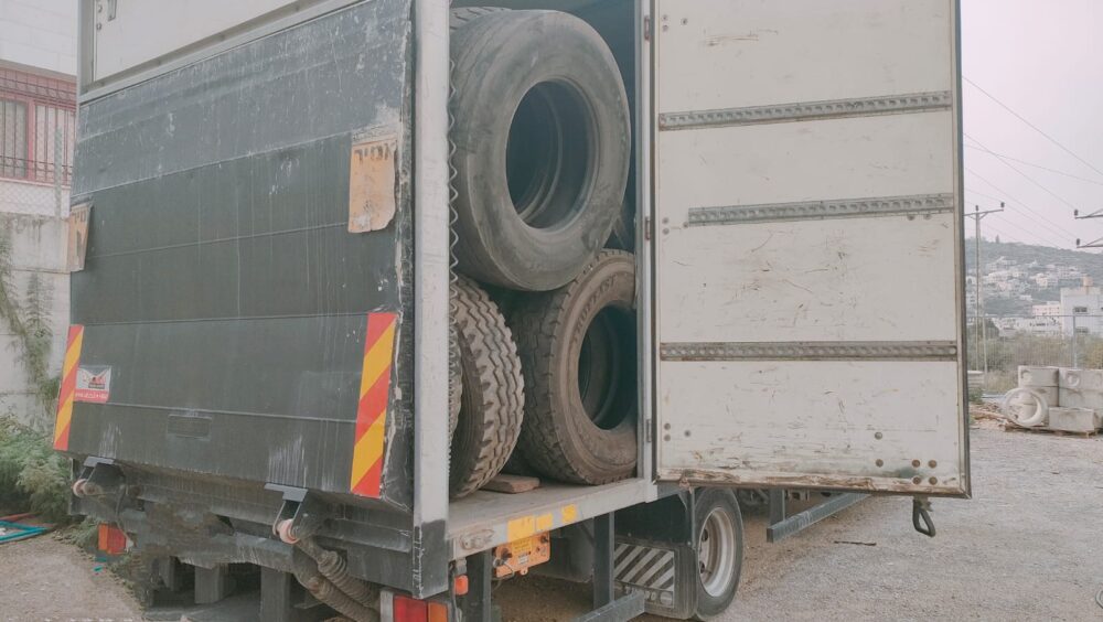 "جودة البيئة" تعيد شاحنة إسرائيلية محملة بإطارات تالفة إلى الداخل الفلسطيني المحتل