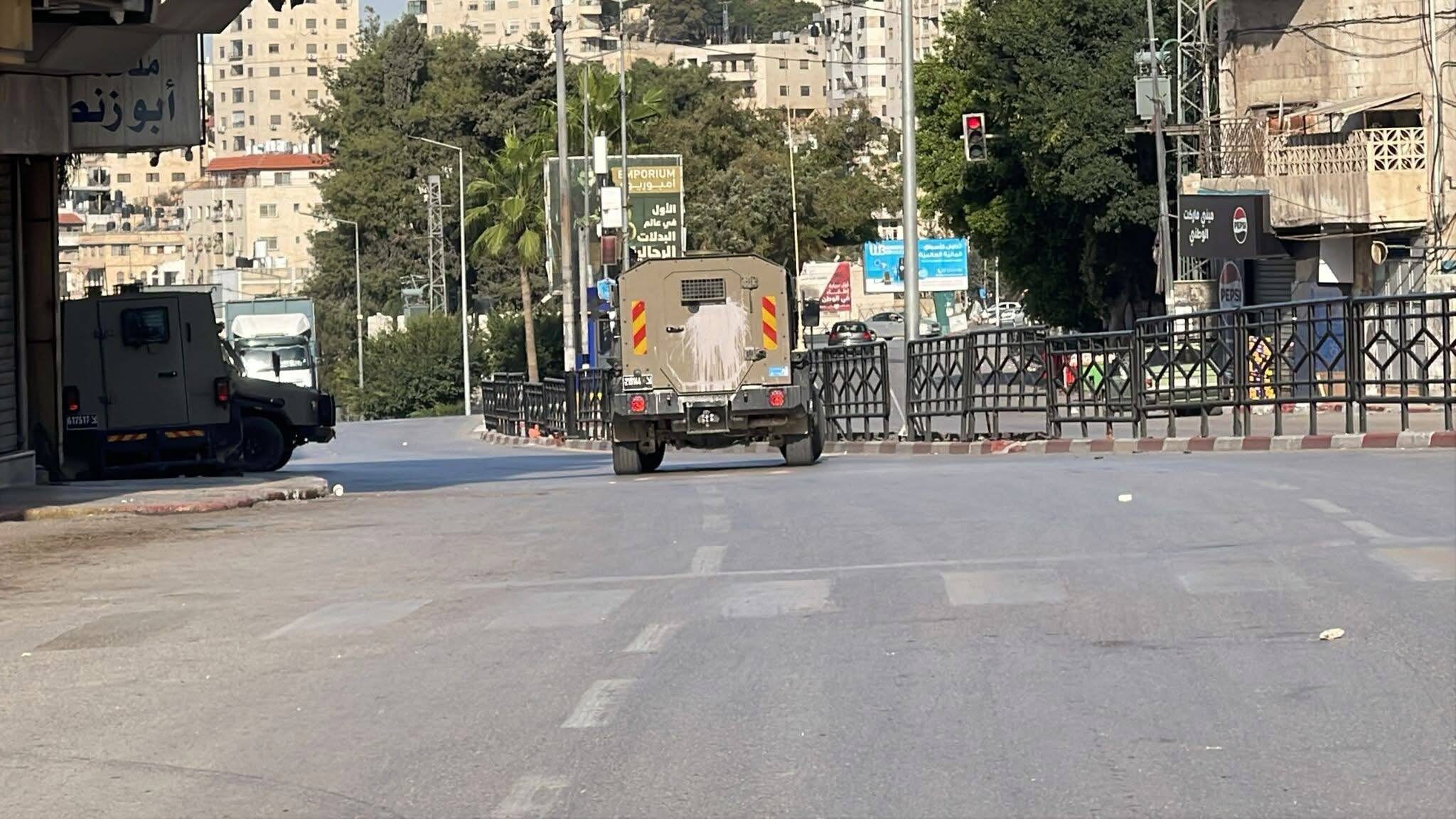 الاحتلال ينسحب من نابلس مخلفا 4 إصابات واعتقال فتاة وتحطيم أبواب عدد من المحلات