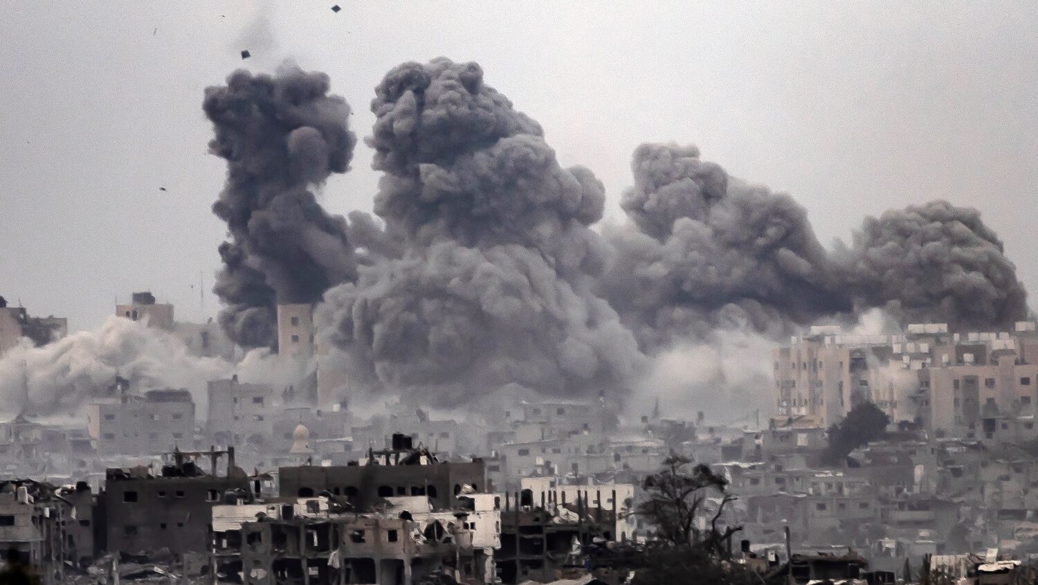 الاحتلال يواصل خرق اتفاق وقف إطلاق النار: إصابات وقصف مدفعي على خان يونس