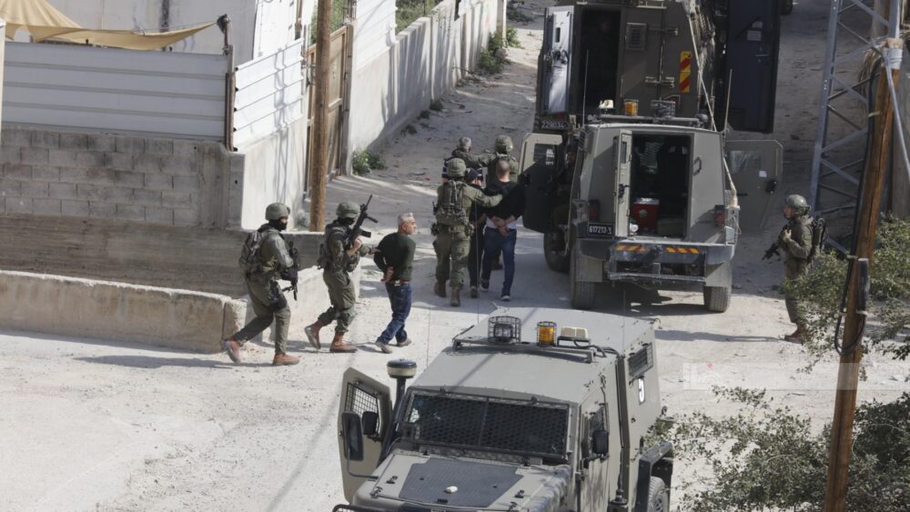 الاحتلال يعتقل مواطنين من مدينة نابلس ومخيم عسكر شرقاً