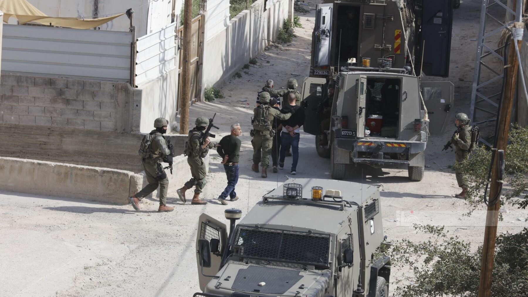 الاحتلال يعتقل مواطنين من مدينة نابلس ومخيم عسكر شرقاً