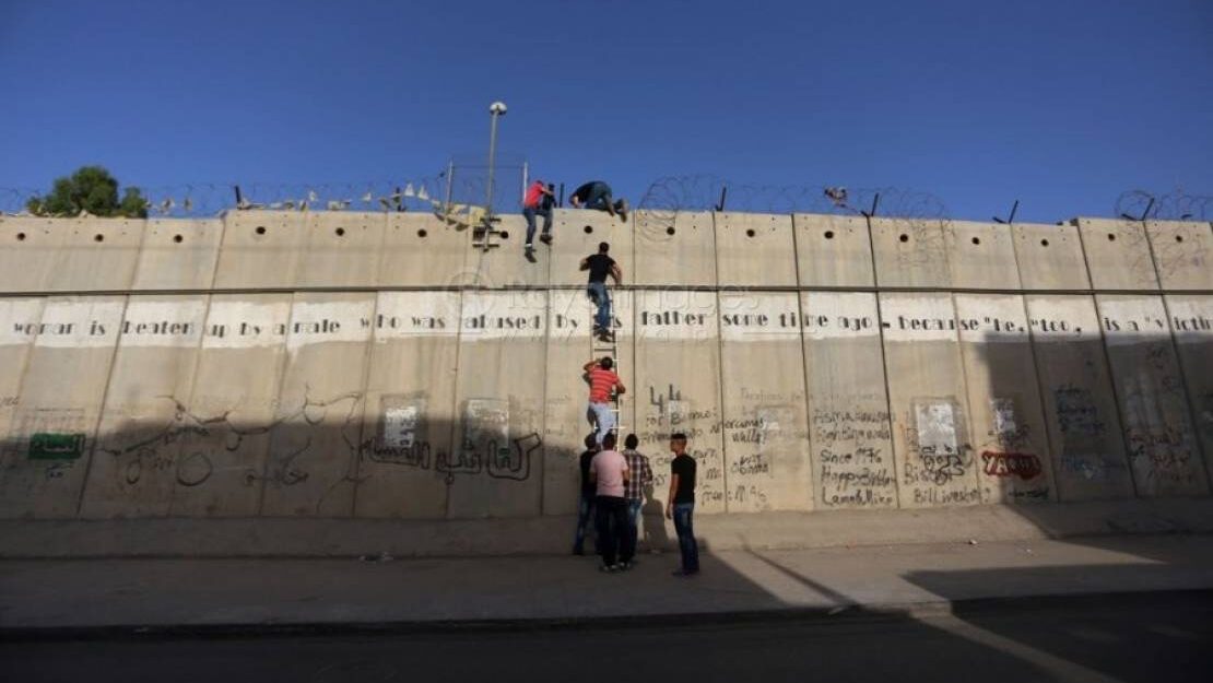 تغيير مسار جدار الفصل وهدم منازل ومصادرة أراضٍ.. مصنع إسرائيلي لحرق النفايات يهدّد قلنديا