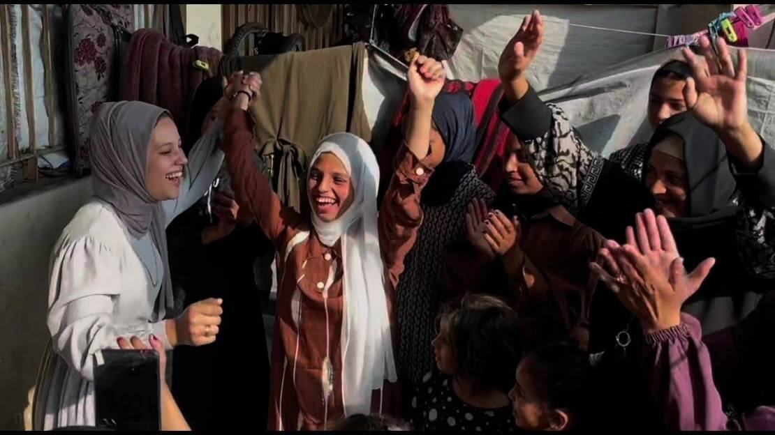 بين شهيد وناجٍ.. غزة تحتفل بتفوق أبنائها في "التوجيهي" من الخيام وفوق الركام