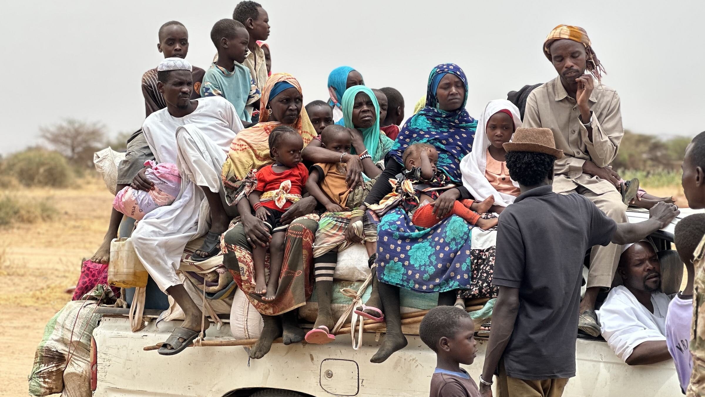 منظمات دولية تحذر من كارثة إنسانية في السودان مع نزوح الآلاف