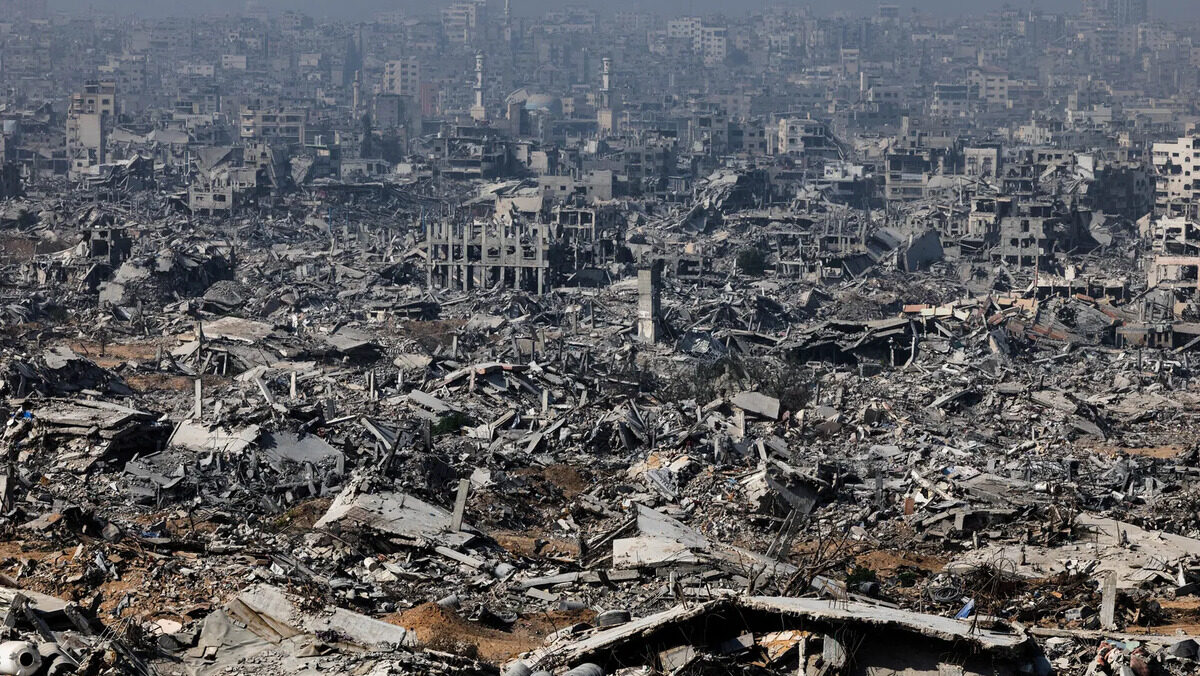 الاحتلال يشن غارات على غزة ونسف لمبان وراء الخط الأصفر