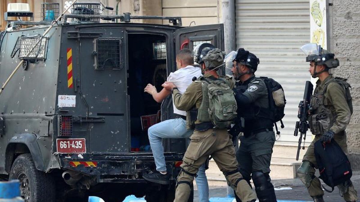 الاحتلال يعتقل شقيقين من بورين ومستعمرون يسرقون عربة في المسعودية