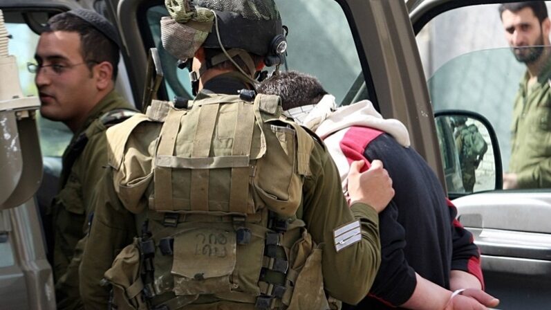 الاحتلال يعتقل 50 مواطنا على الأقل من الضفة