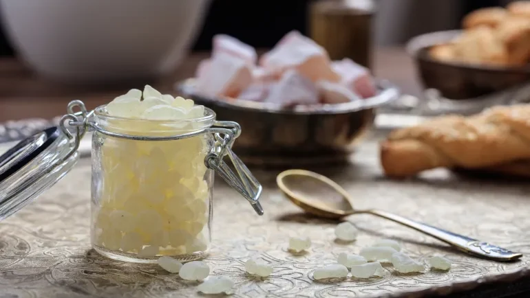 المستكة.. دموع الأشجار التي تحولت إلى كنز غذائي