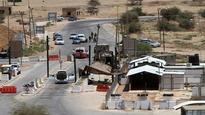 محافظ نابلس: الاحتلال يصدر قرارًا عسكريًا بنقل حاجز "الحمرا" إلى قرية عين شبلي