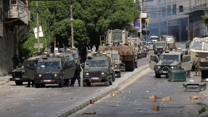 الاحتلال يواصل حصار بيت أمر ويفرض حظر التجوال